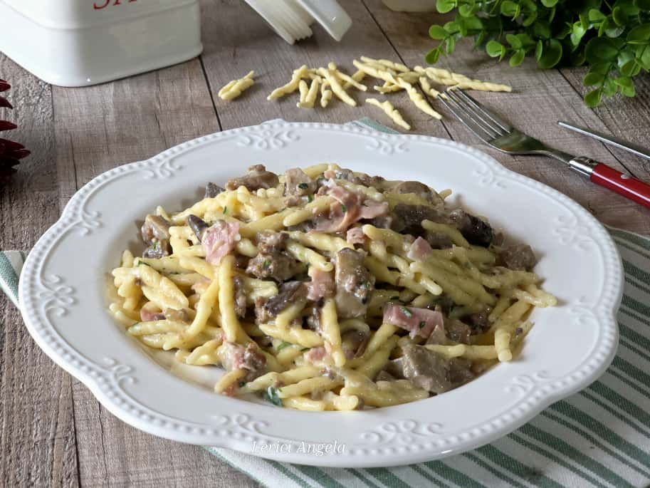 Romige trofie met champignons gekookte ham