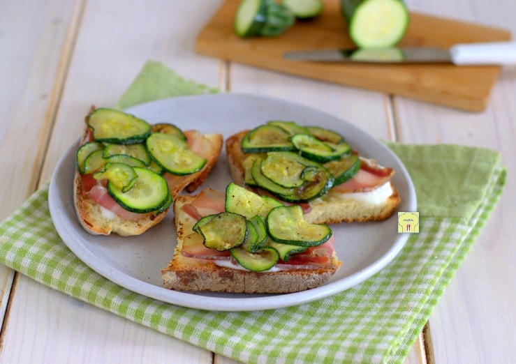 Bruschetta met courgette en spek