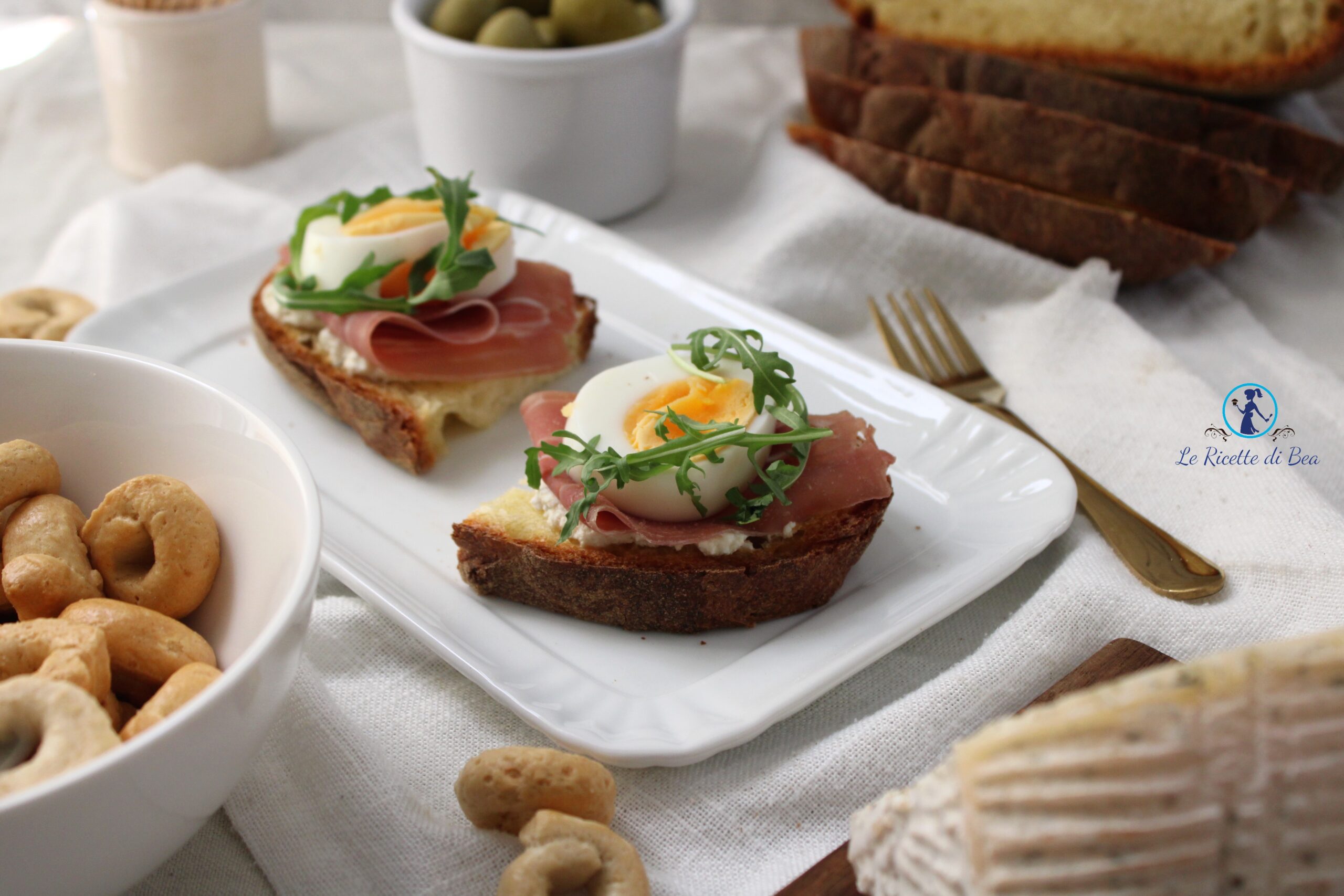 Crostini met rauwe ham, hardgekookt ei en ricottacrème