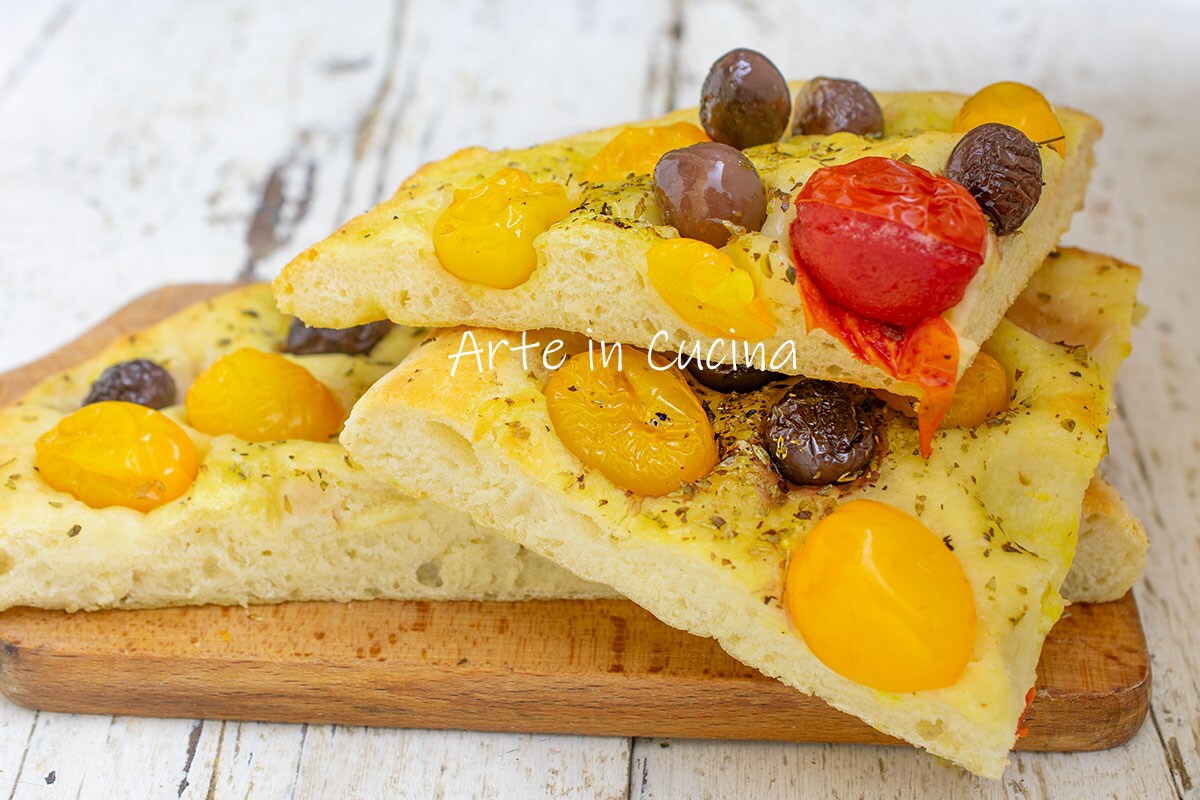 DIKKE PIZZA met cherrytomaten en olijven