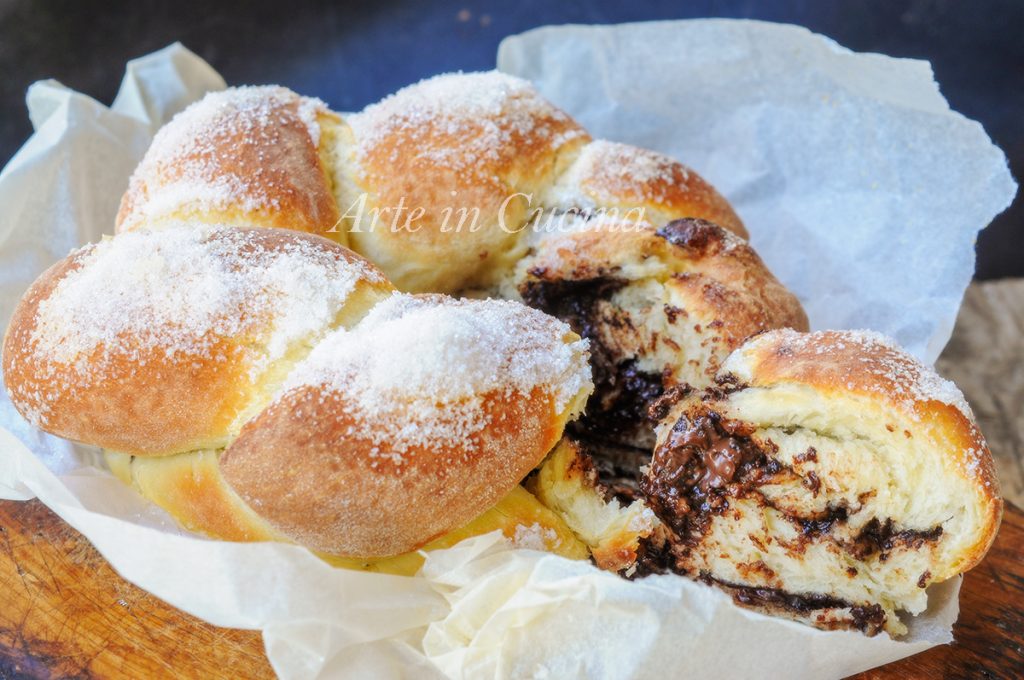 GEGISTE KRANS zachte gevlochten brioche met nutella voor ontbijt