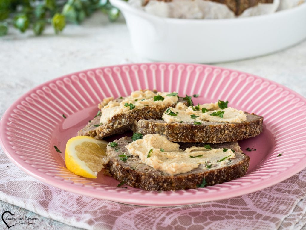 gehaaktrol met tonijnsaus