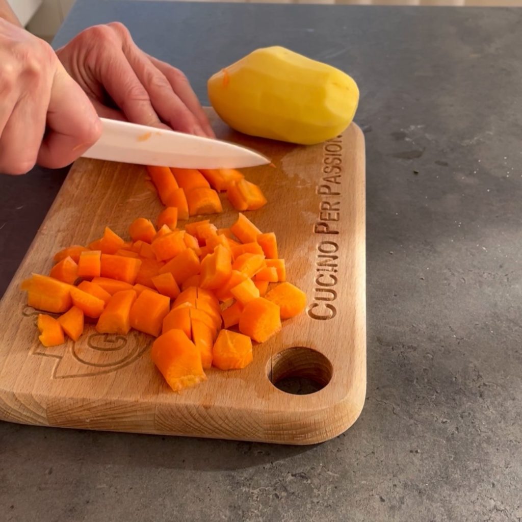 Gehaktballen met aardappelen, wortels en erwtjes
