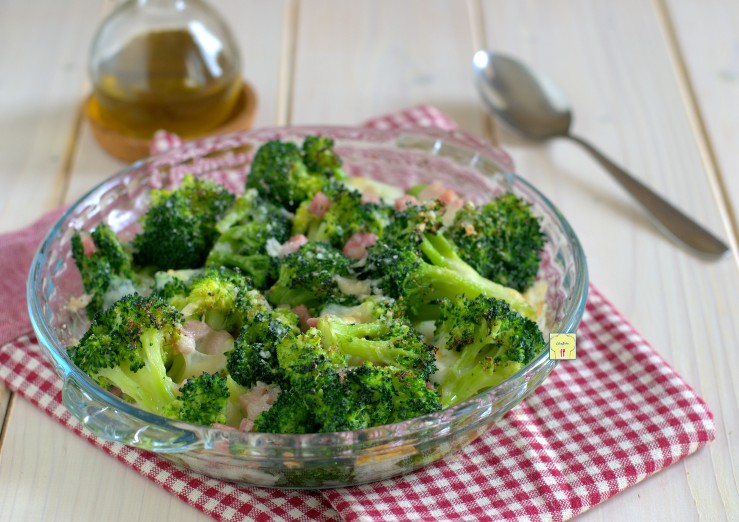 Geroosterde broccoli met spek en provola