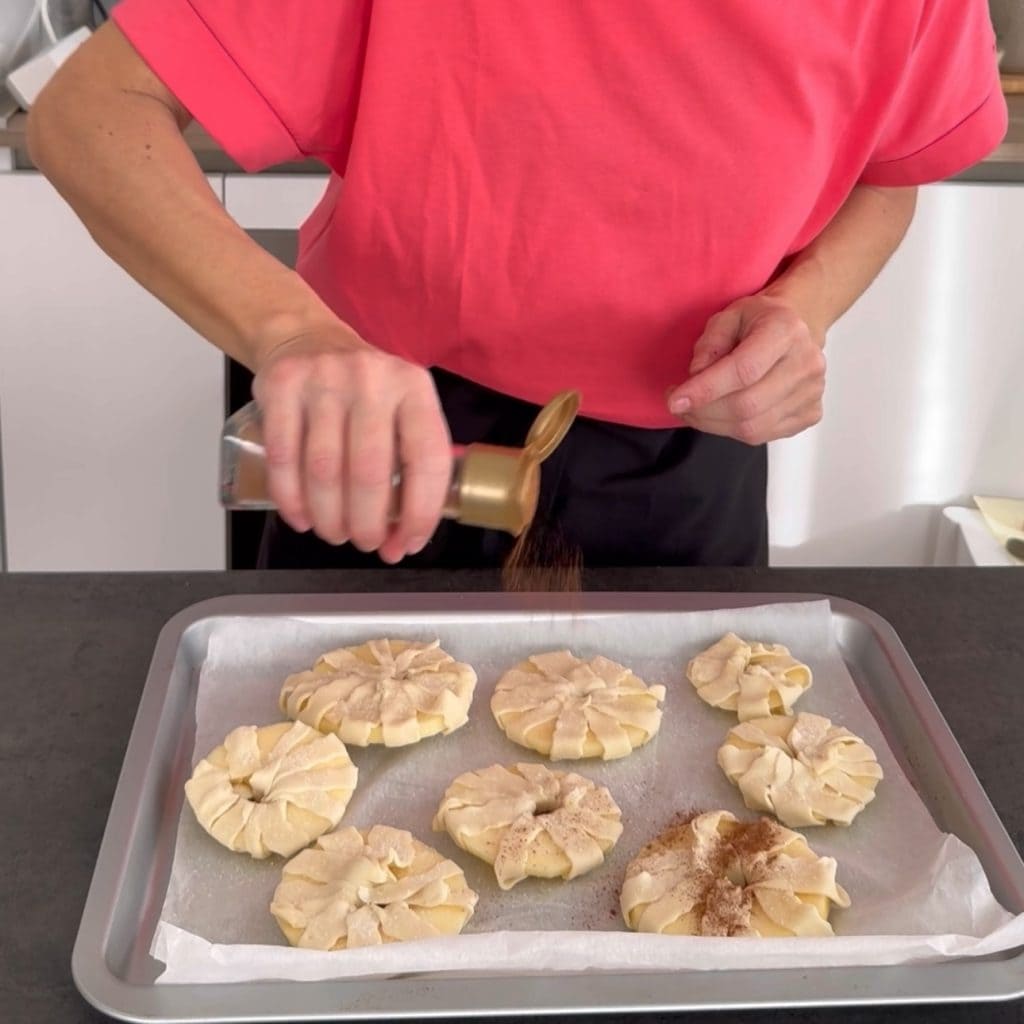 gesneden appelen met bladerdeeg