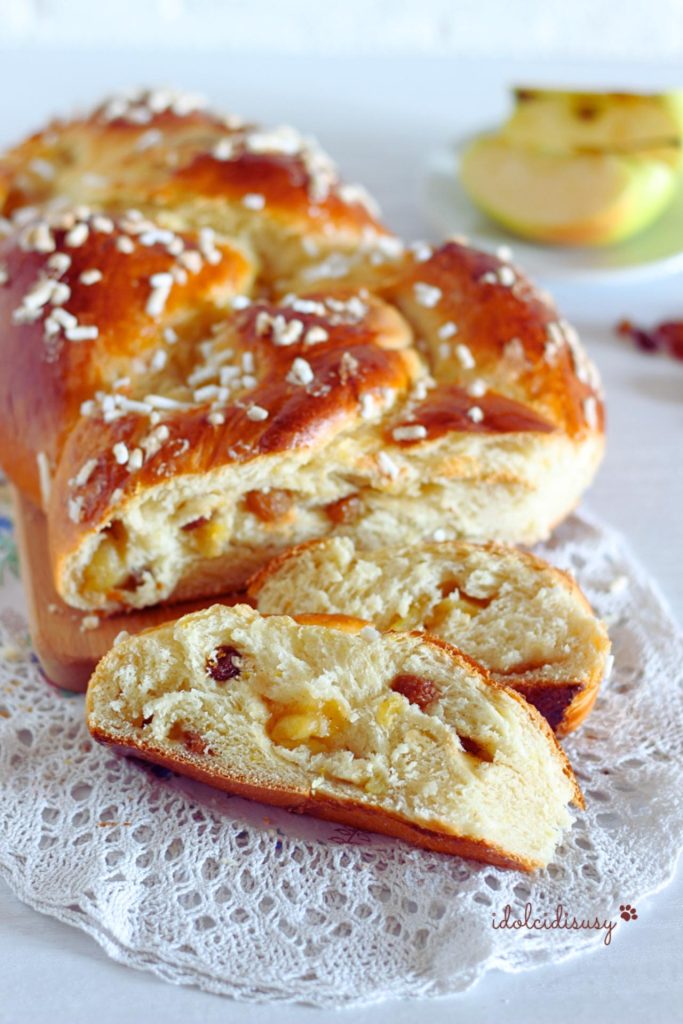 Gevlochten briochebrood met appels, verticaal gezien met een zachte vulling van appels en rozijnen