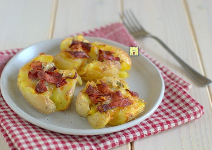 Gorgonzola en speck geplette aardappelen