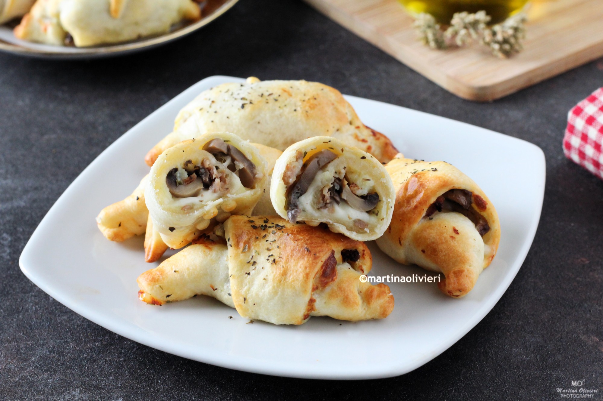 Hartige croissants gevuld met aardappelen, worst en champignons