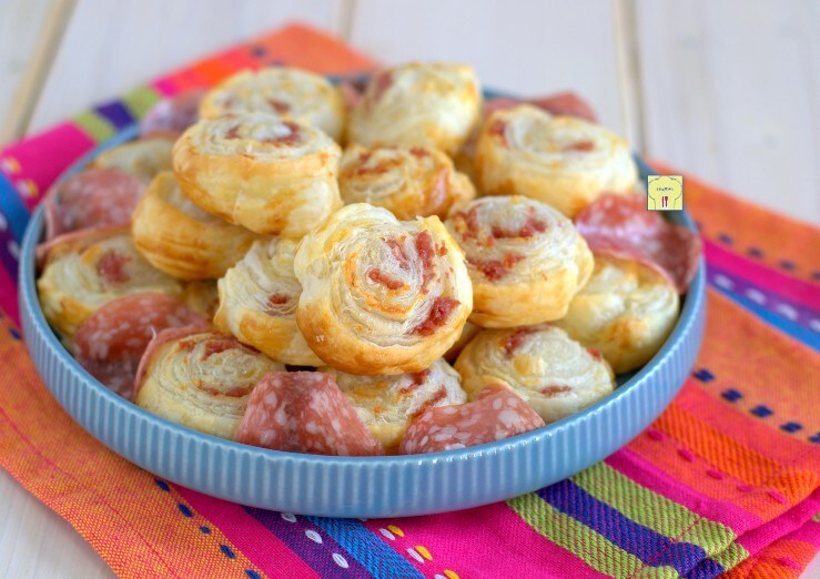 Hartige salami- en kaasgebakjes