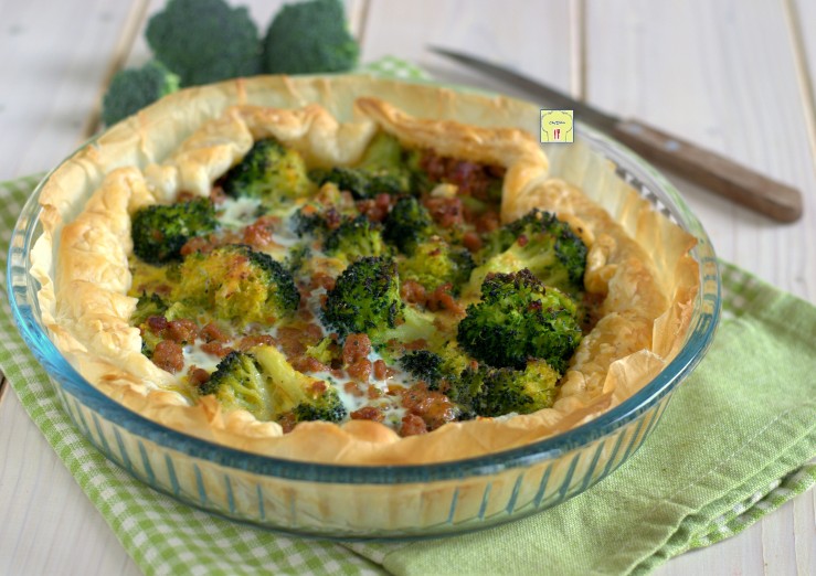 Hartige taart met broccoli en worst