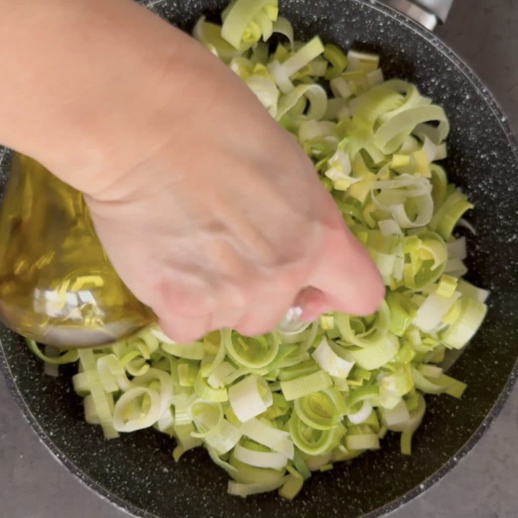 hartige taart met prei en olijven