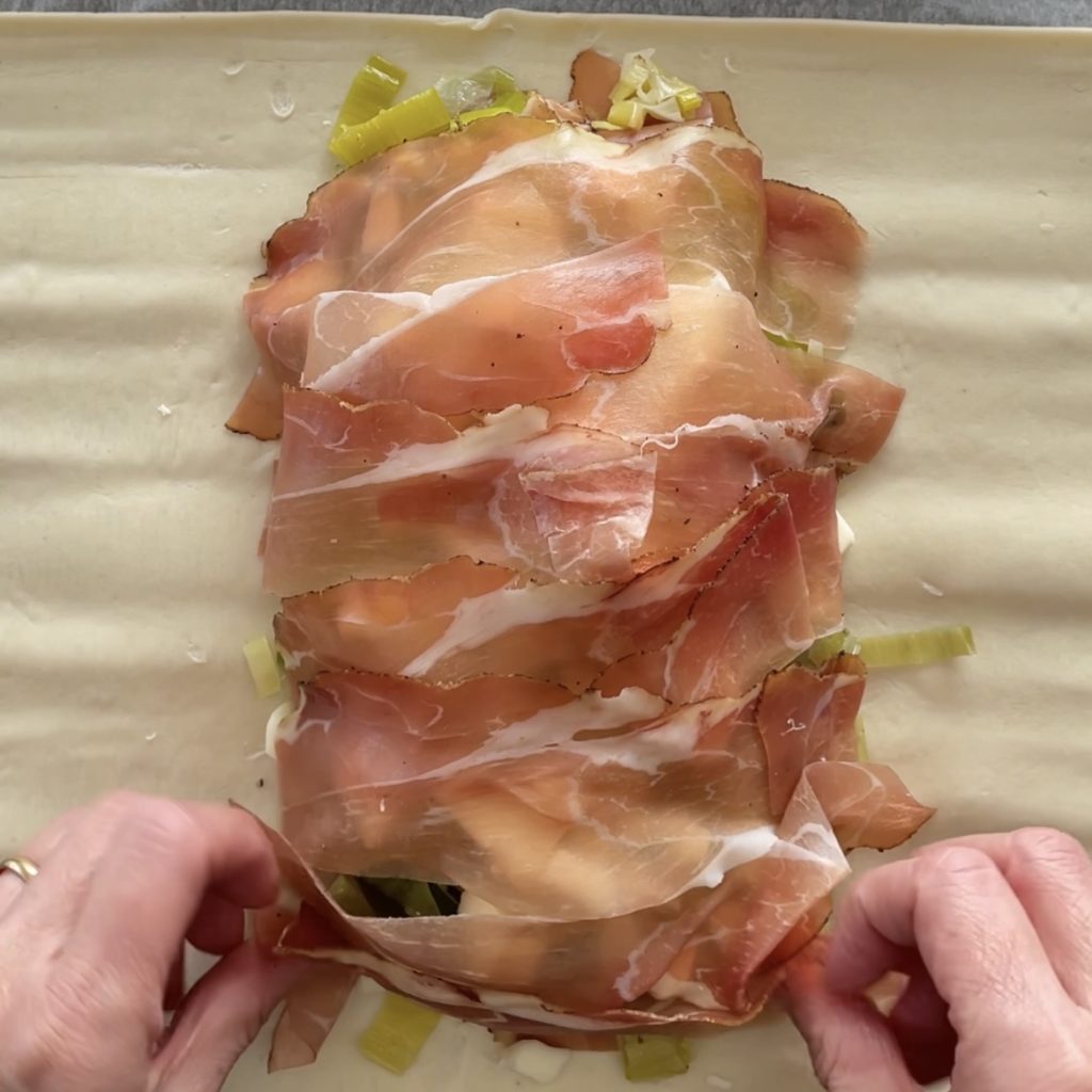 Hartige taart met prei en speck