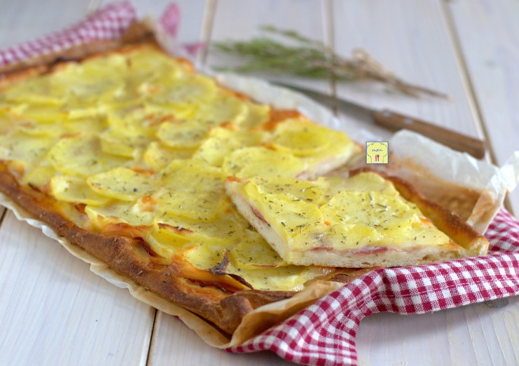 Hartige taart met spek en aardappelen