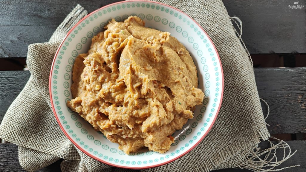 Hummus van kikkererwten met avocado en gedroogde tomaten