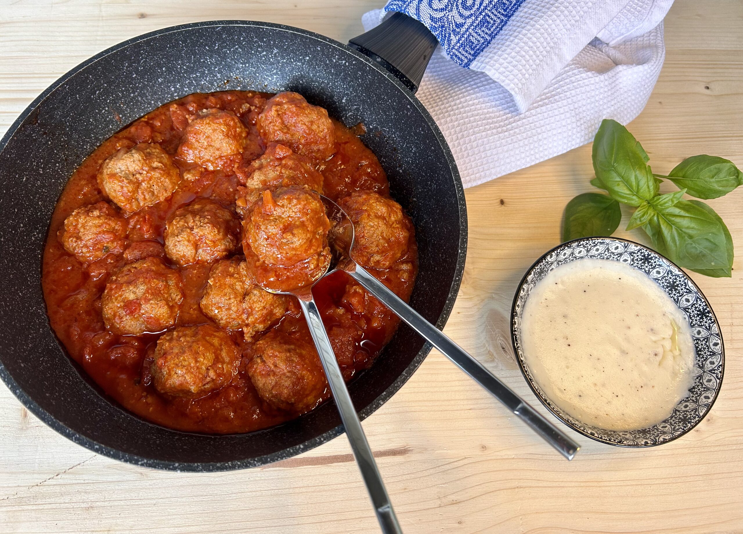 Gehaktballen in tomatensaus