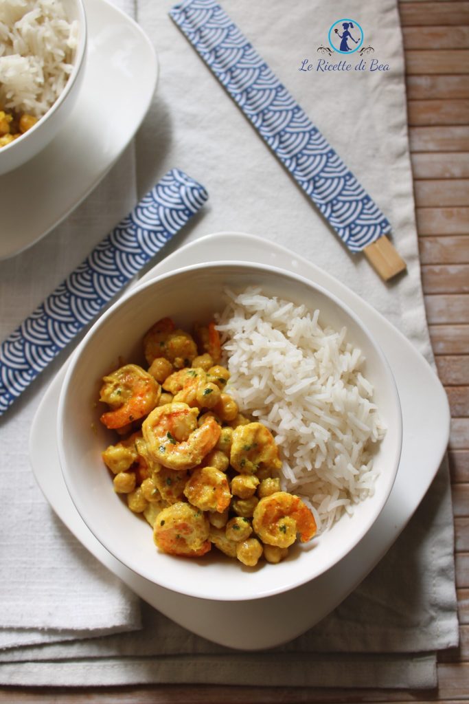 kikkererwten en garnalen met curry in de pan
