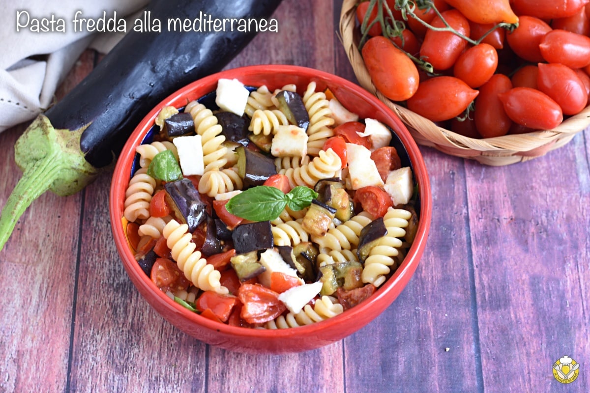 Koude pasta met aubergines en cherrytomaten