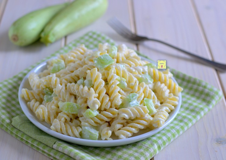 Koude pasta met courgettes en smeerkaas