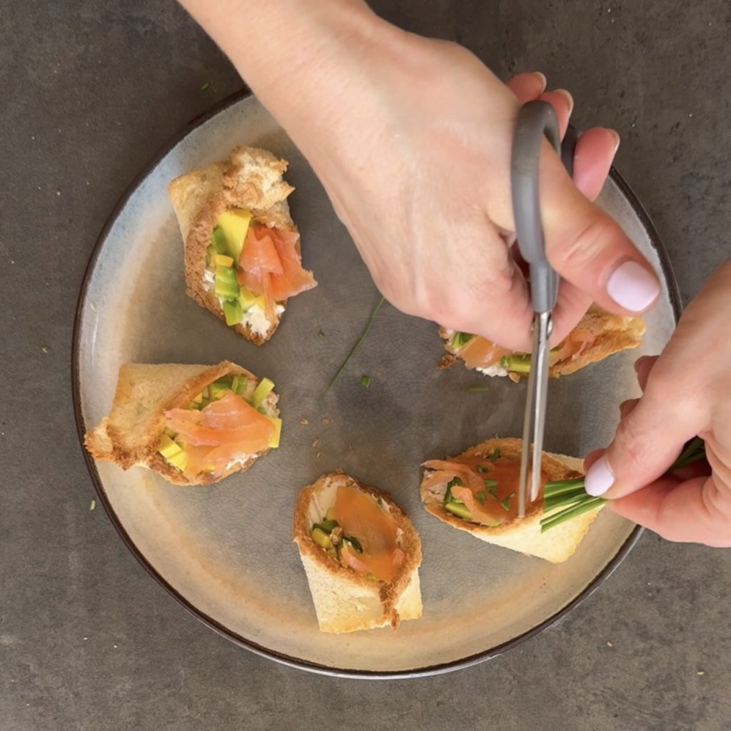 manden van toastbrood met zalm