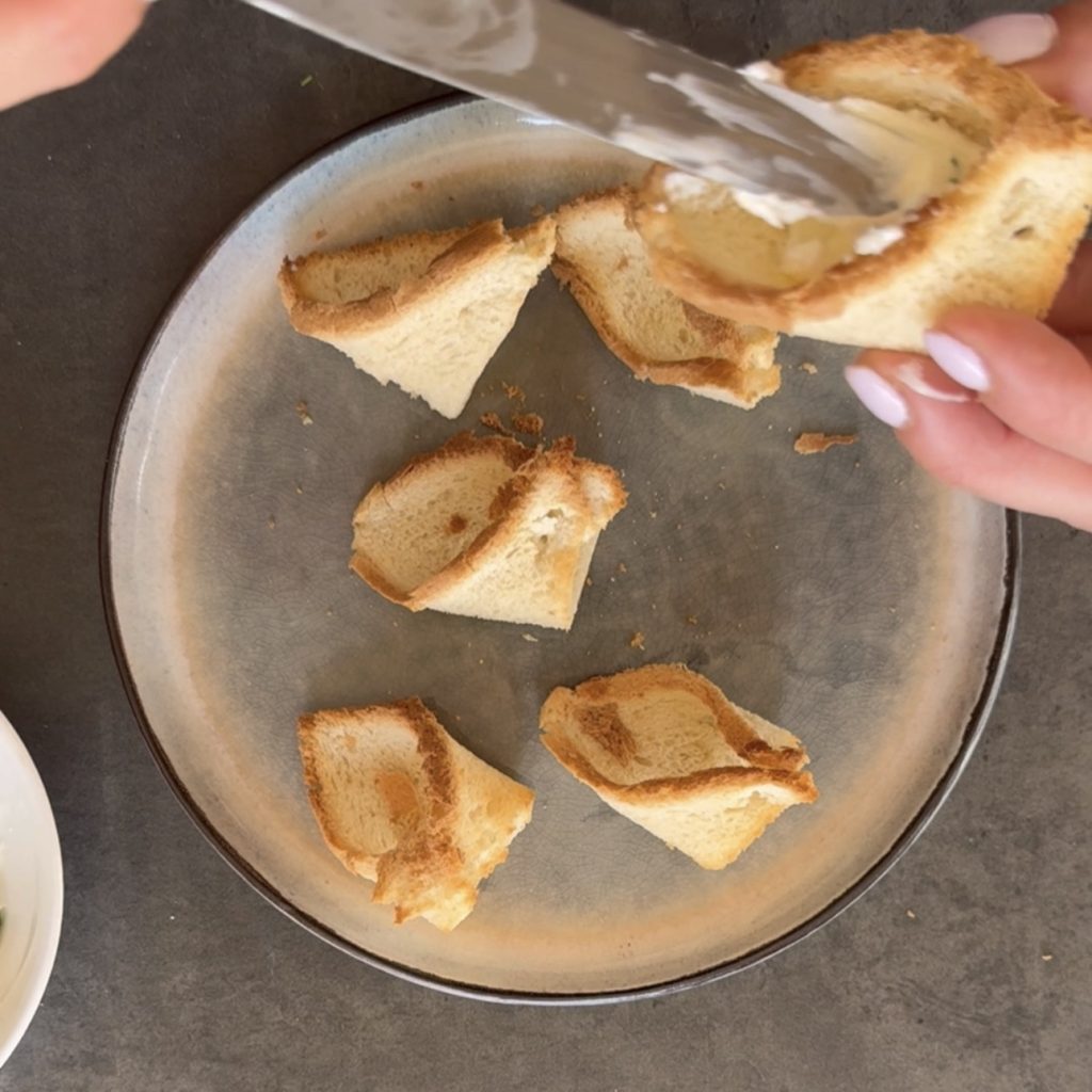 manden van toastbrood met zalm