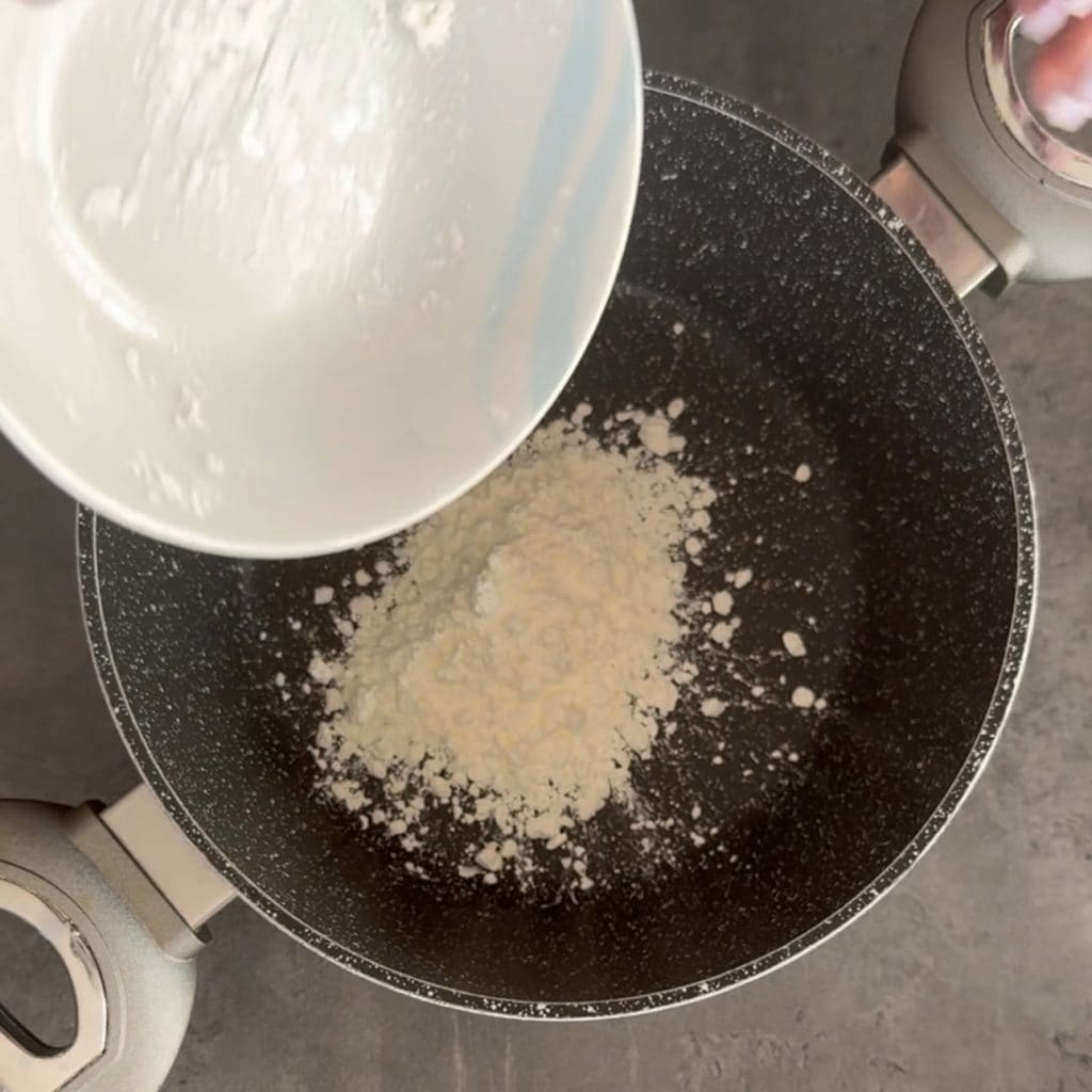 melkpudding met frambozensaus