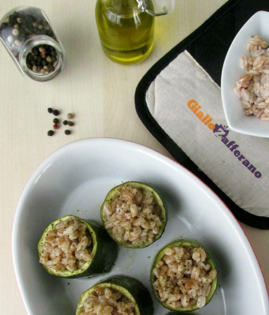 met spelt gevulde courgettes