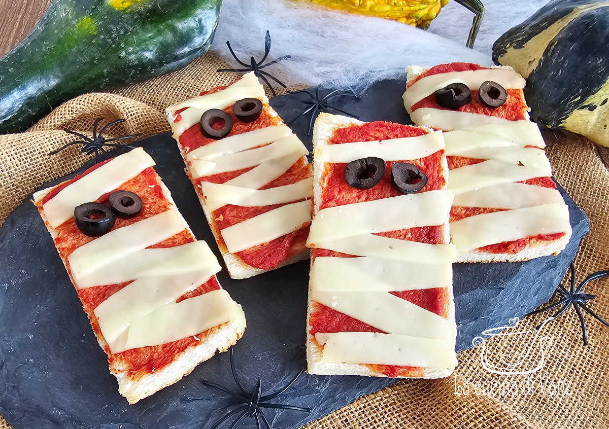 HALLOWEEN MUMMIE PIZZETTES