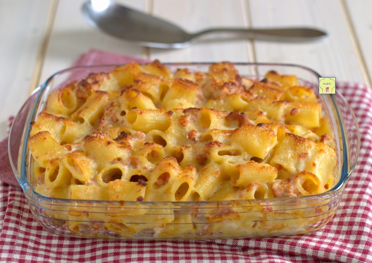 Ovenschotel met worst en scamorza