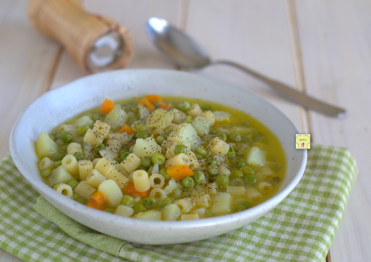 Pasta met aardappelen en erwten soep