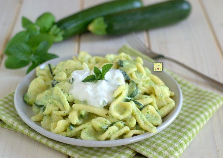 Pasta met courgettes en burrata crème