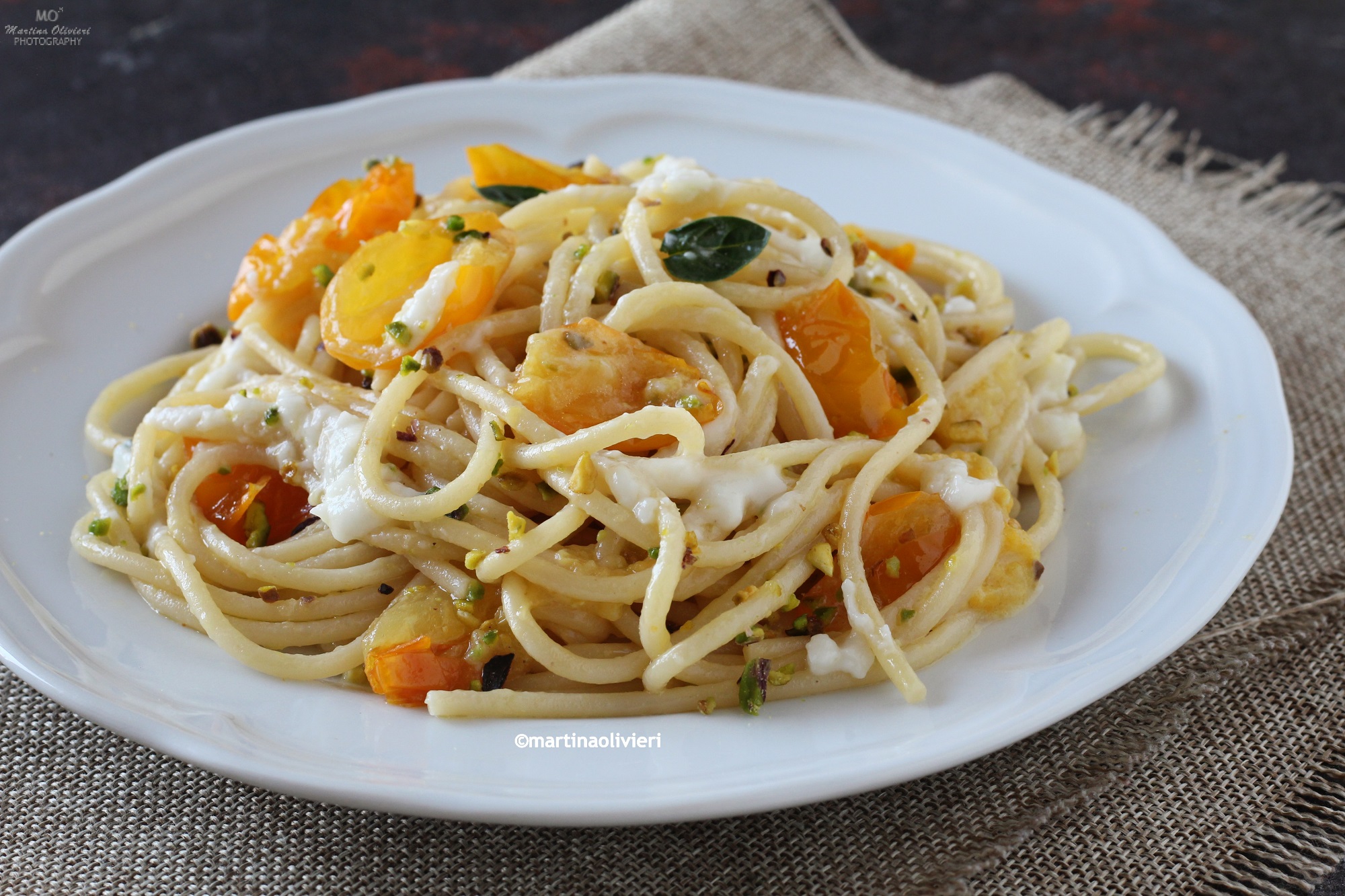 Pasta met gele tomaten, pecorino en pistachenoten