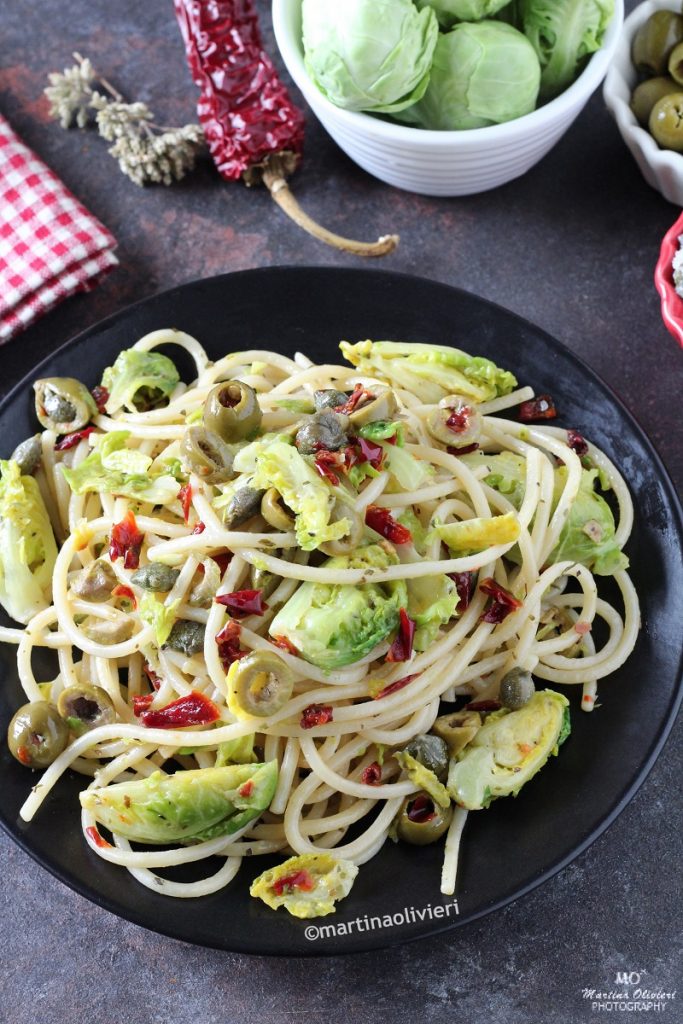 Pasta met spruitjes, olijven en kappertjes