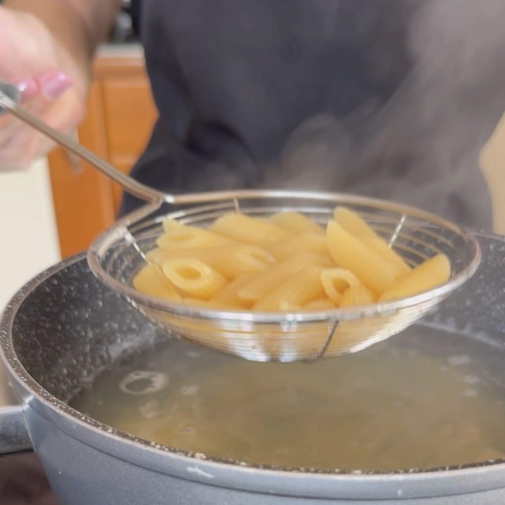 pasta tonijn en zongedroogde tomaatjes