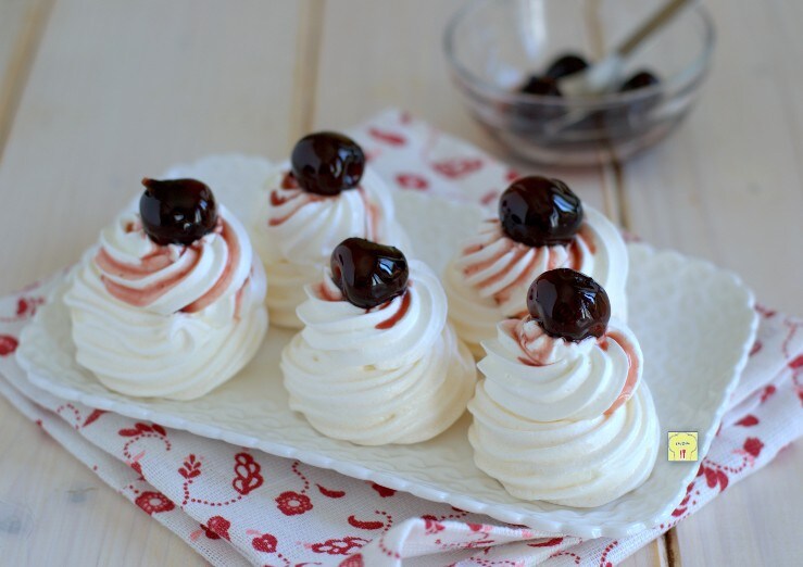 Pavlova met slagroom en zuurkersen