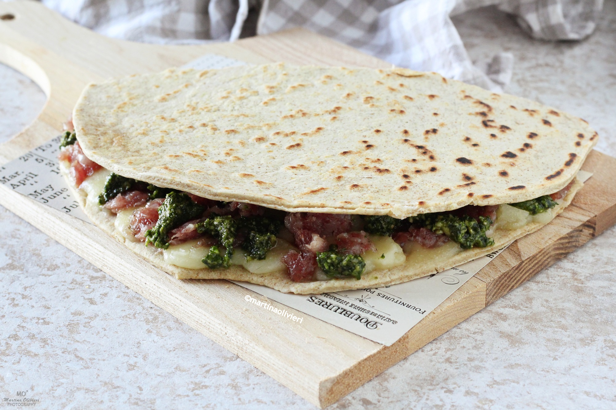 Piadina met worst, caciotta en rucola pesto