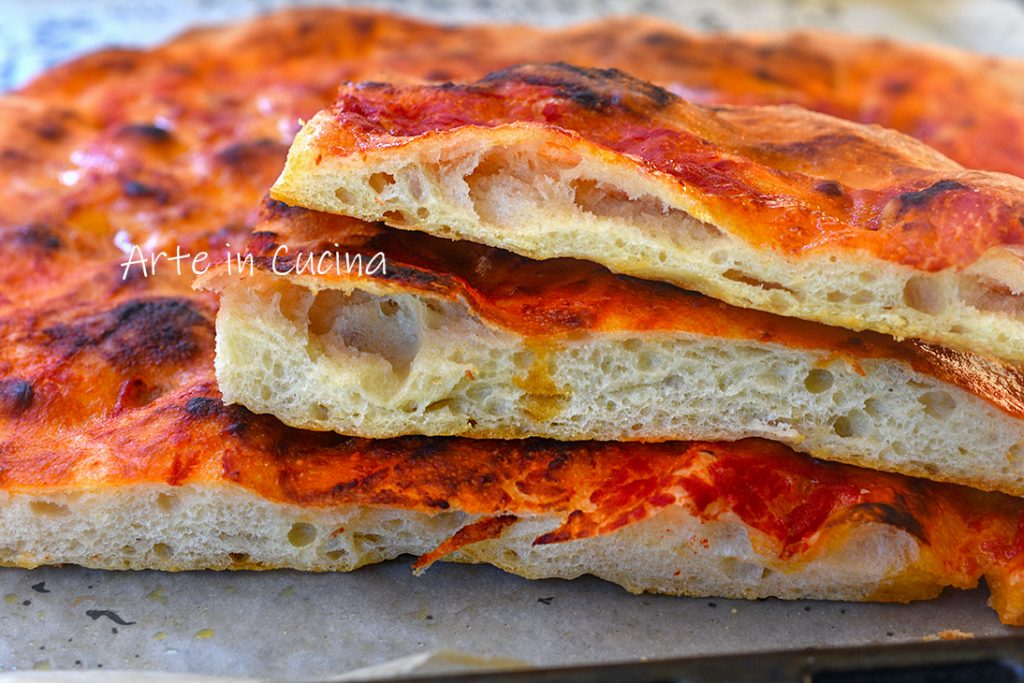 Romeinse pizza op bakplaat met tomaat