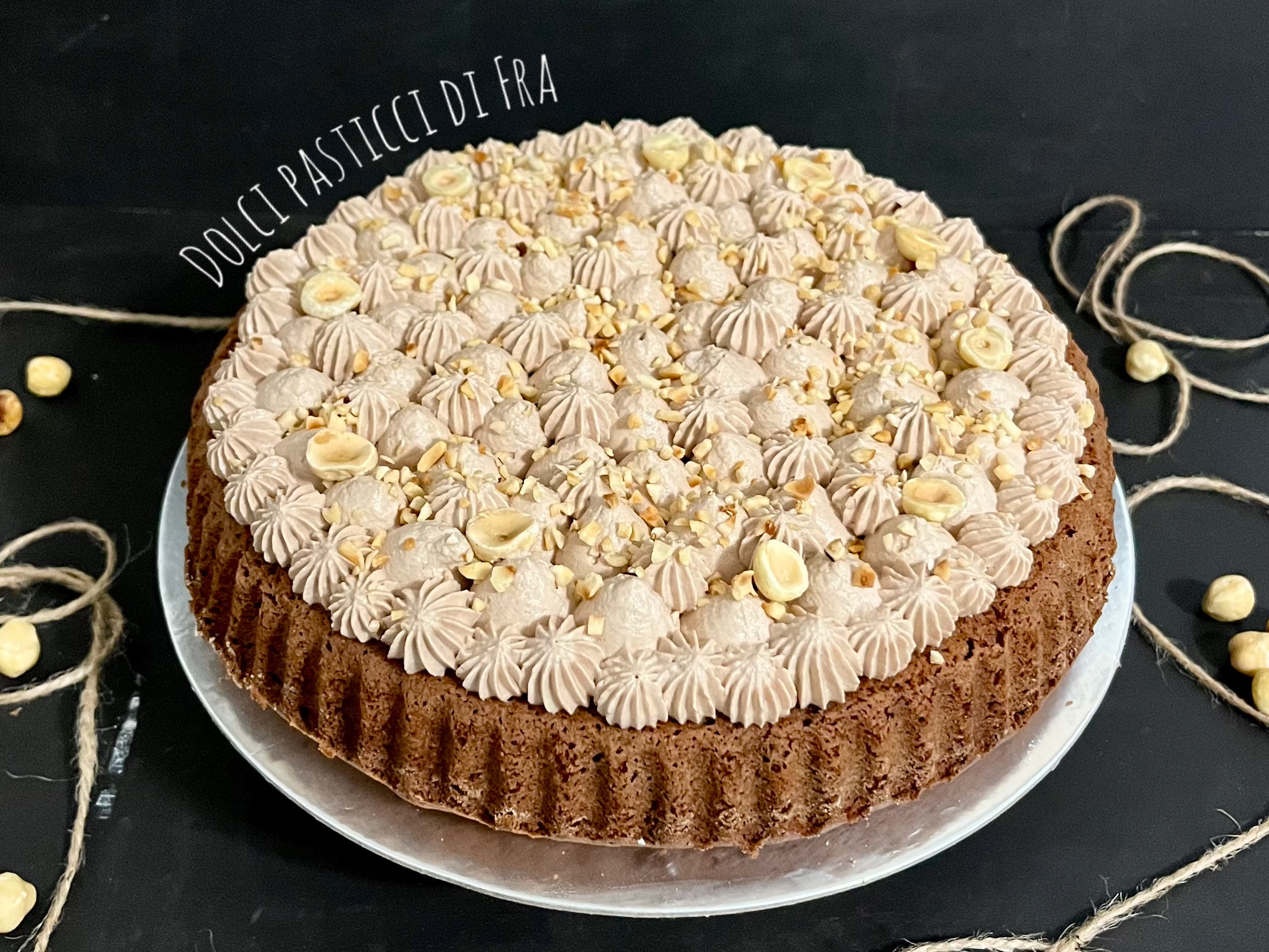 Zachte glutenvrije taart met koffie, chocolade en hazelnoot