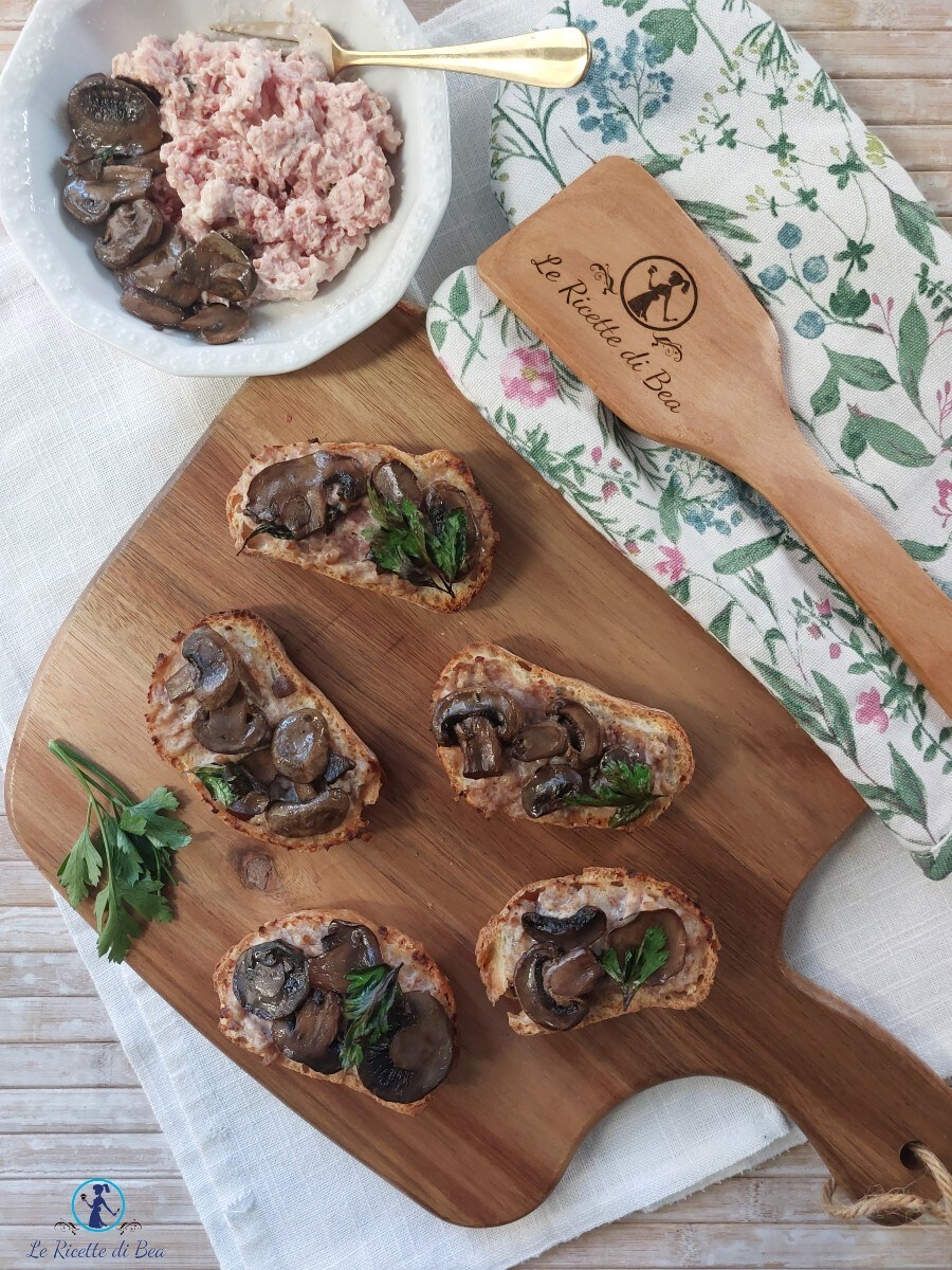 Crostini met worst, ricotta en champignons