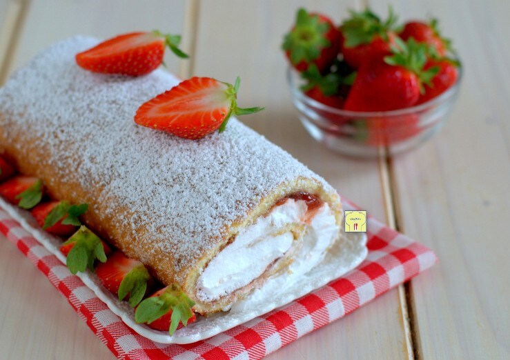 Rol met melkcrème en aardbeien