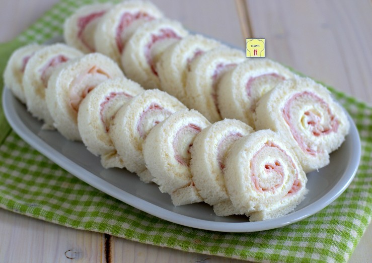 Rolletjes van sandwichbrood met ham