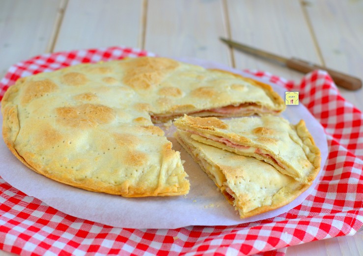 Snelle schiacciata met ham en scamorza
