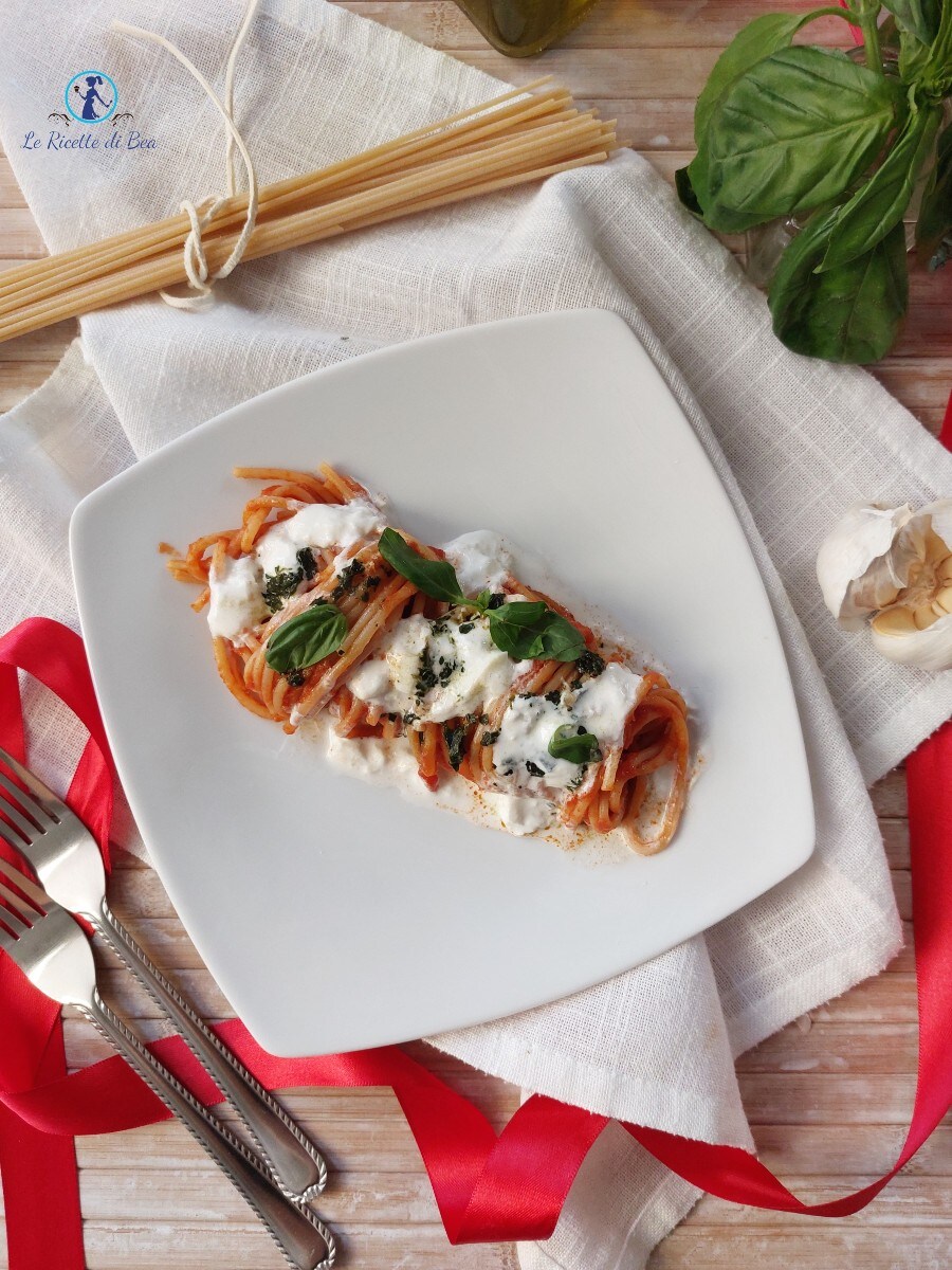 Spaghetti Margherita: pasta met tomaat, buffelstracciatella en basilicum