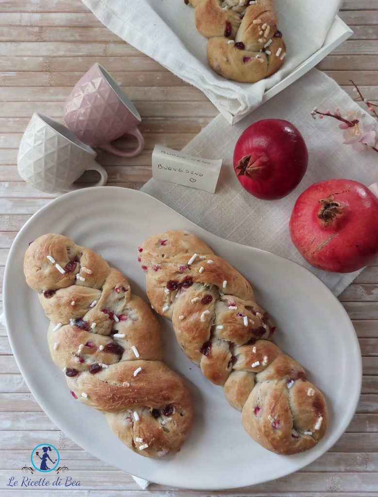 vlechtbrood met granaatappel
