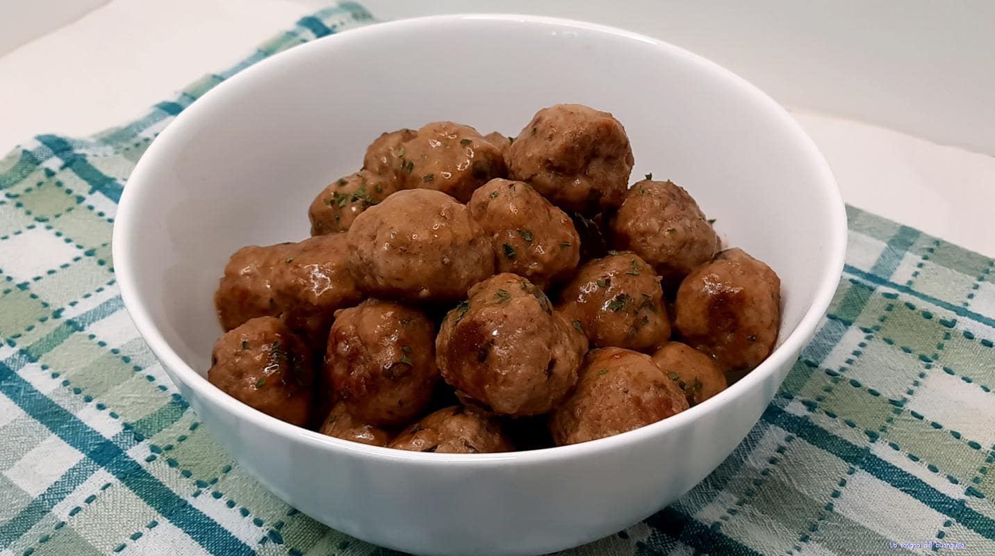 Gehaktballen van varkensvlees in de pan