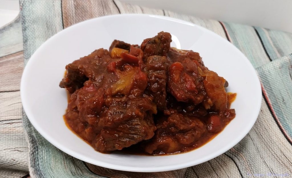 Angusstoofpot met paprika's