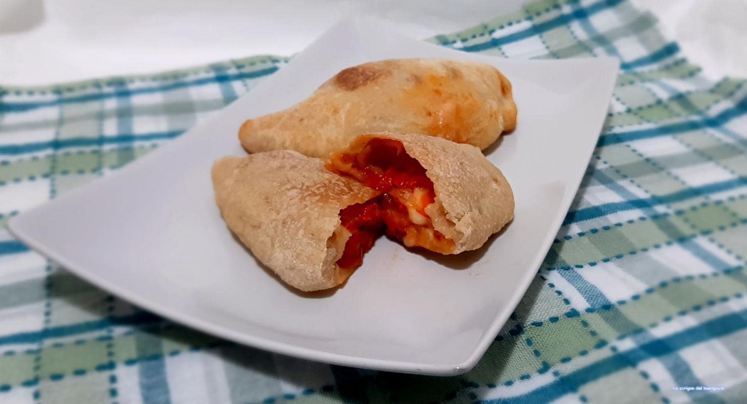 Calzoni met paprika gebakken in de oven