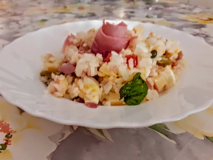 Klassieke koude rijstsalade