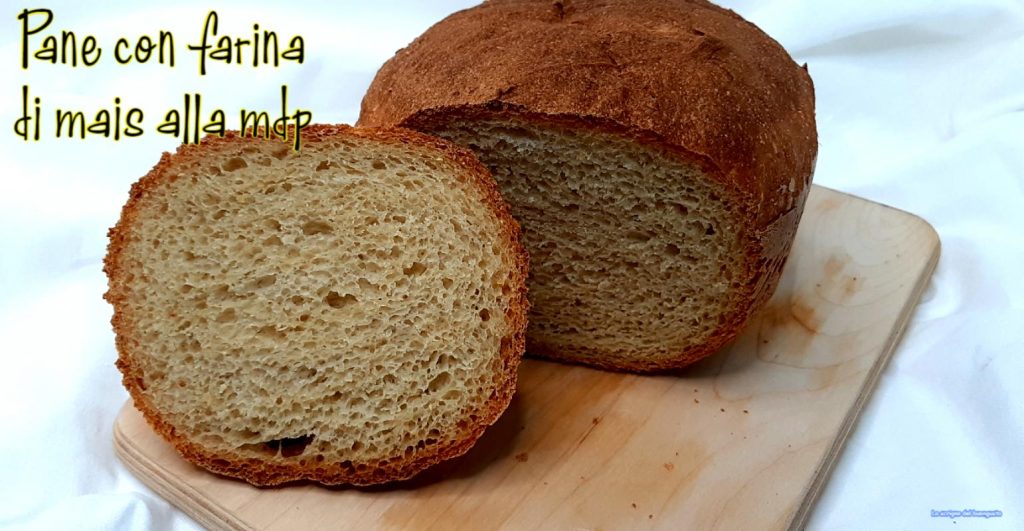 Brood met maïsmeel in de broodbakmachine