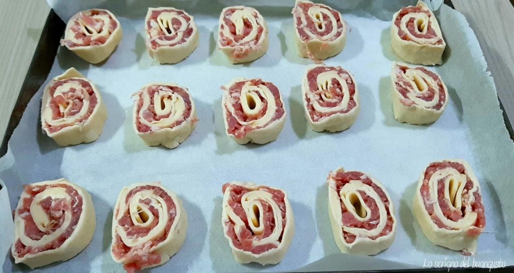 Worstenbroodjes met provola