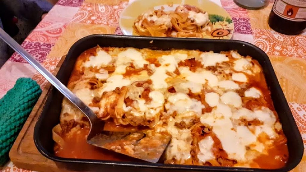 Gebakken tagliatellenesten met gehaktsaus